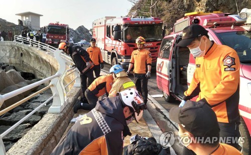 강릉 바다에 승용차 추락…10대 5명 숨져