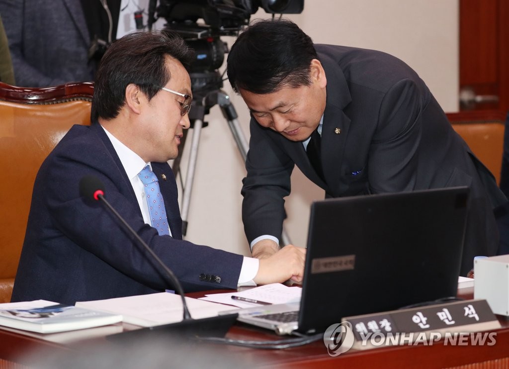 얘기하는 안민석 위원장과 김관영 원내대표