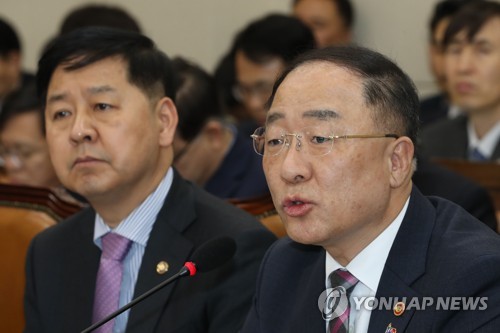 답변하는 홍남기 경제부총리