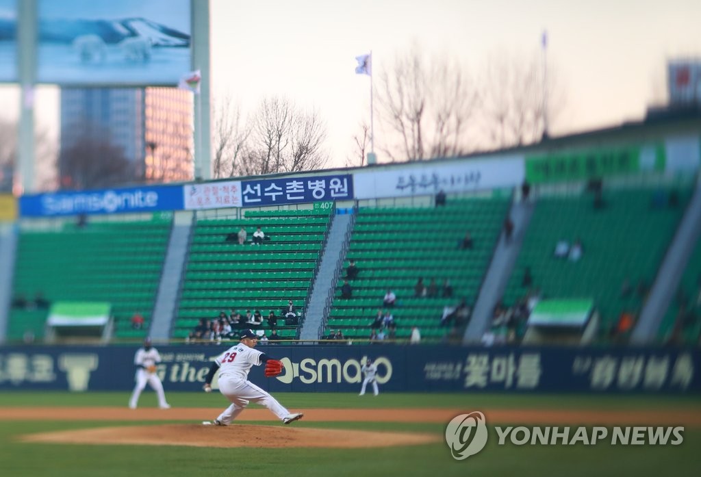 In this file photo from April 2, 2019, Yoo Hee-kwan of the Doosan Bears throws a pitch against the KT Wiz in the top of the first inning of a Korea Baseball Organization regular season game at Jamsil Stadium in Seoul. (Yonhap)
