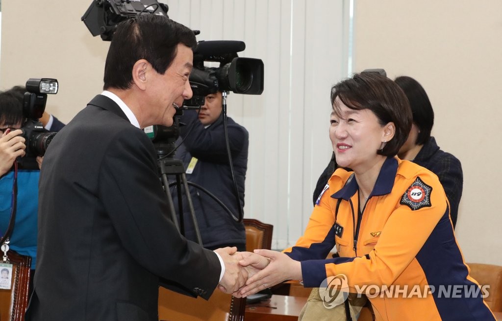 인사하는 진영 장관과 이재정 의원