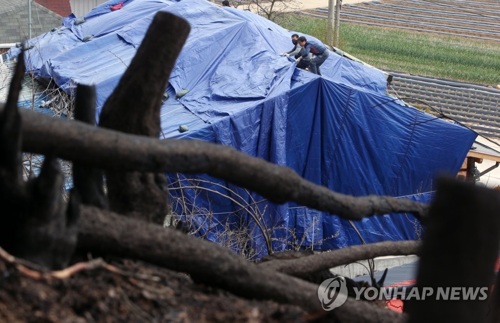 '산불에 탄 지붕…비까지 새면 안 되는데'