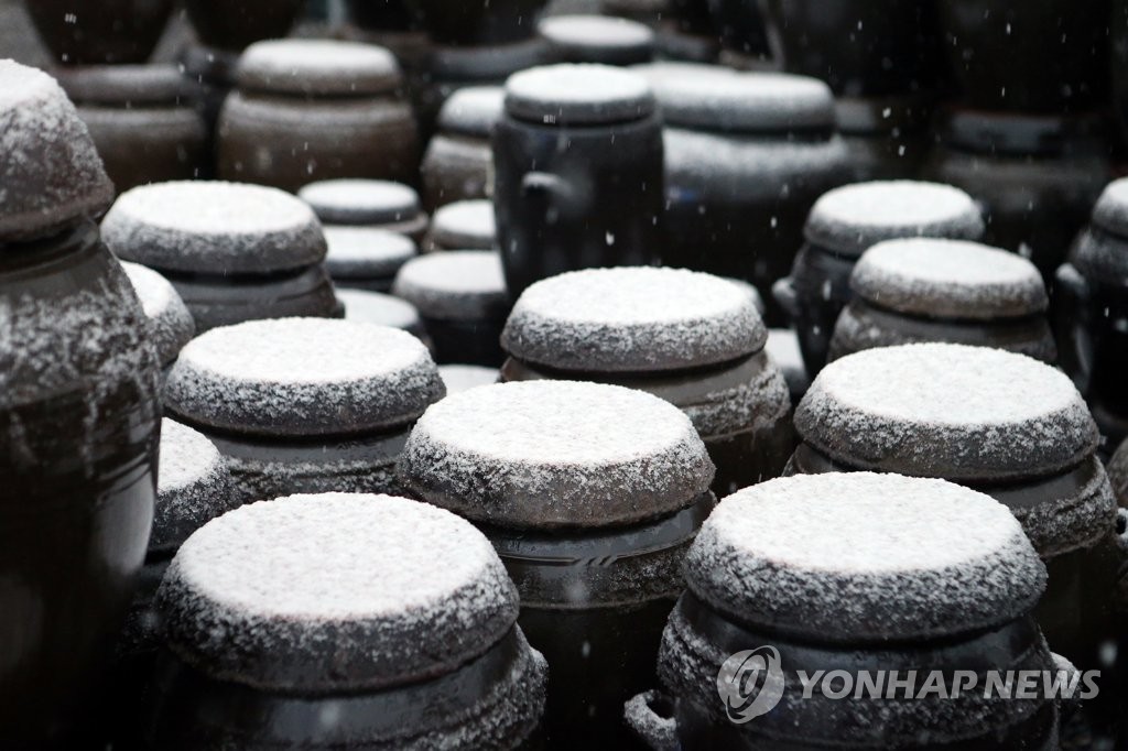 4월의 눈 내리는 장독대