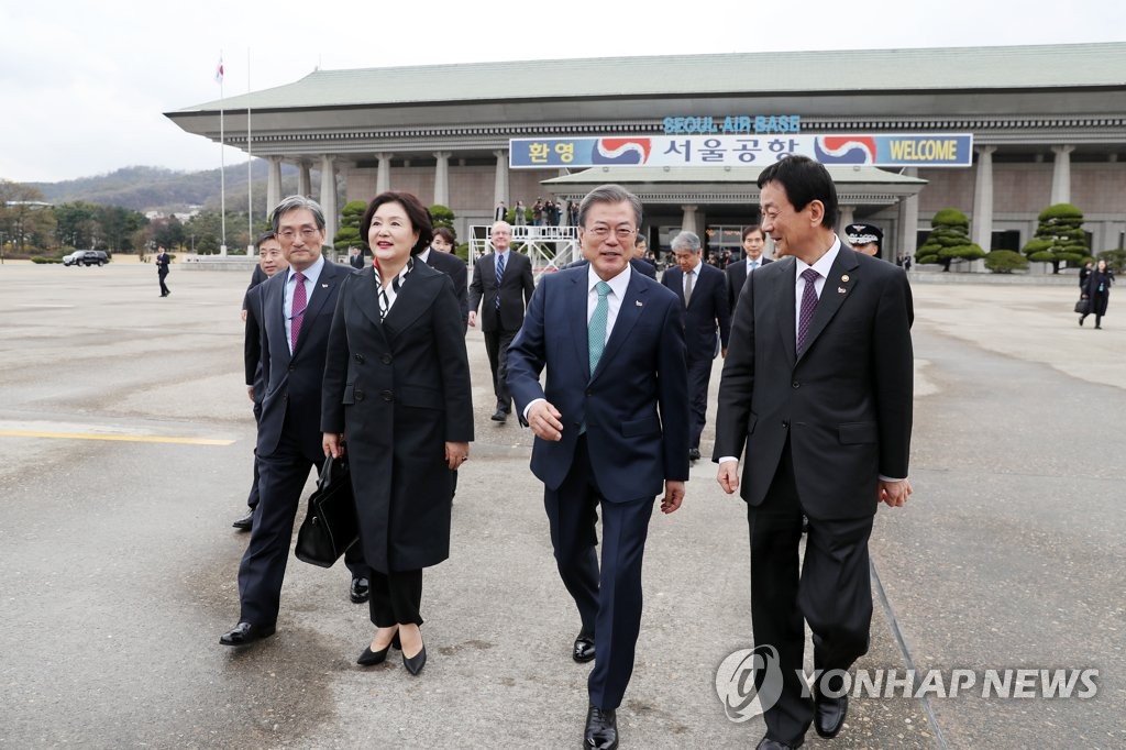문 대통령, 출국 전 진영 행안부 장관과 대화