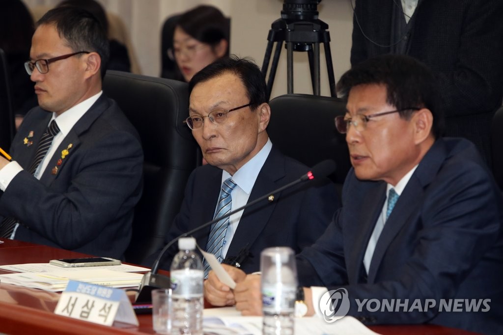 인사말 경청하는 이해찬 민주당 대표