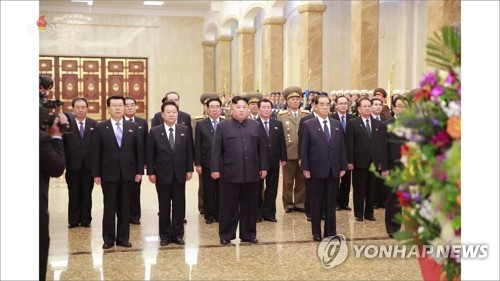김정은, '태양절' 맞아 금수산태양궁전 방문