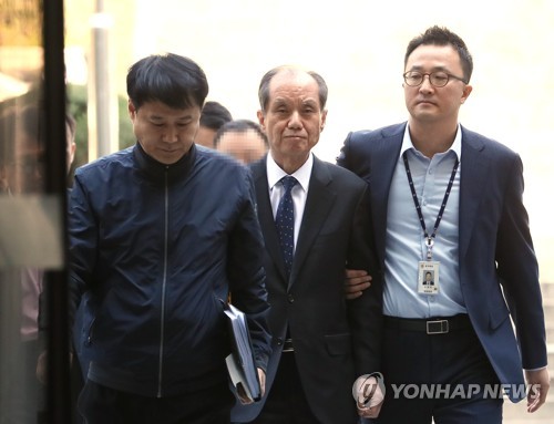 법정 향하는 홍지호 전 SK케미칼 대표