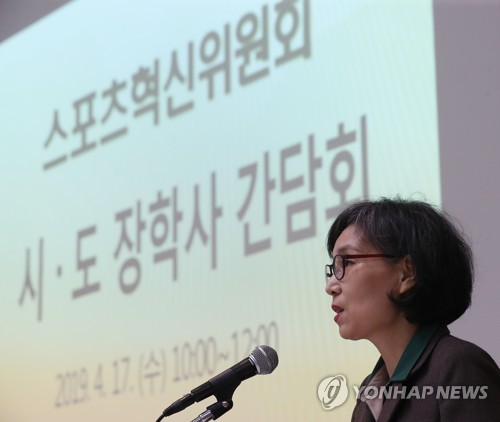 인사말하는 문경란 위원장