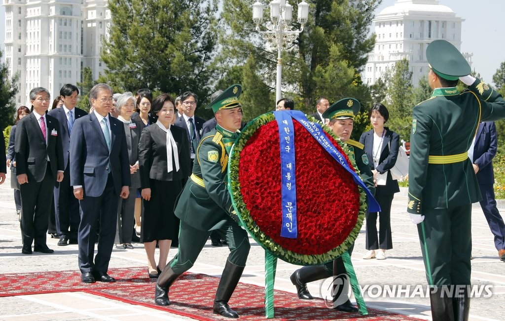 투르크메니스탄 독립기념탑에 헌화하는 문 대통령