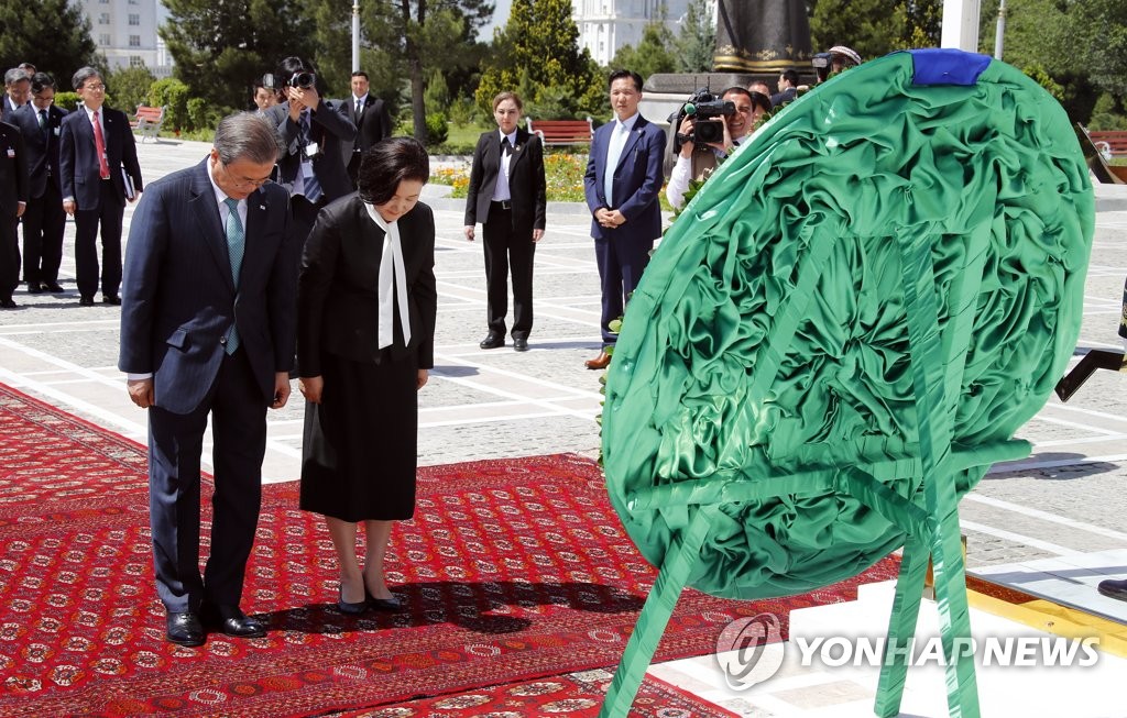 문 대통령, 투르크메니스탄 독립기념탑에 헌화 묵념