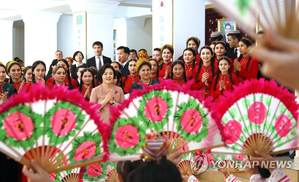 투르크메니스탄 학생들의 '부채춤' 보는 김정숙 여사