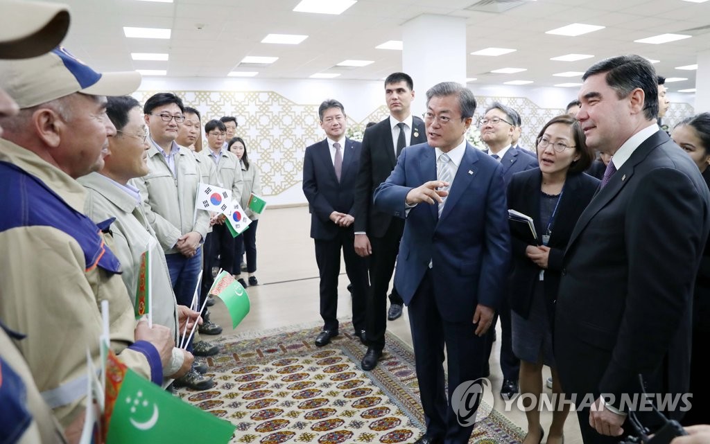 키얀리 가스화학플랜트 현장 근로자 격려하는 한-투르크메니스탄 정상