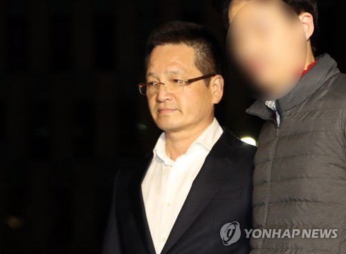 차량 탑승하는 건설업자 윤중천씨
