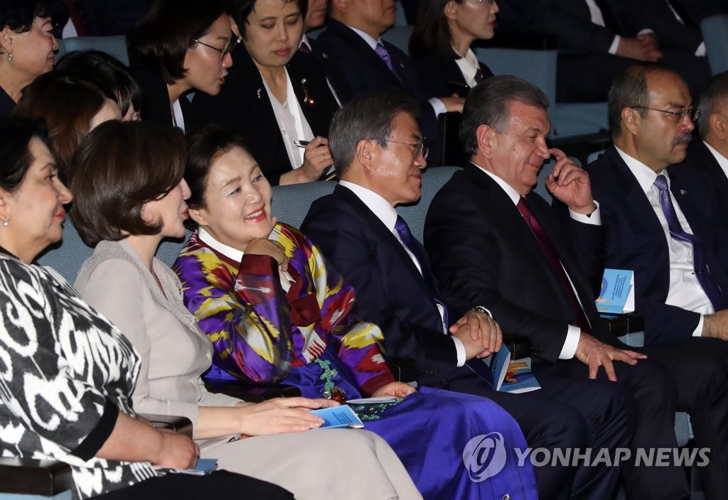 한-우즈베크 문화공연 관람하는 양국 정상 내외