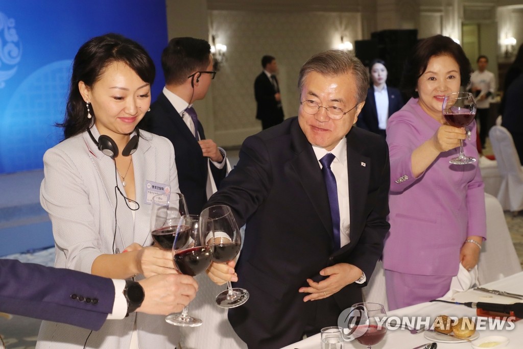 건배하는 문 대통령 내외