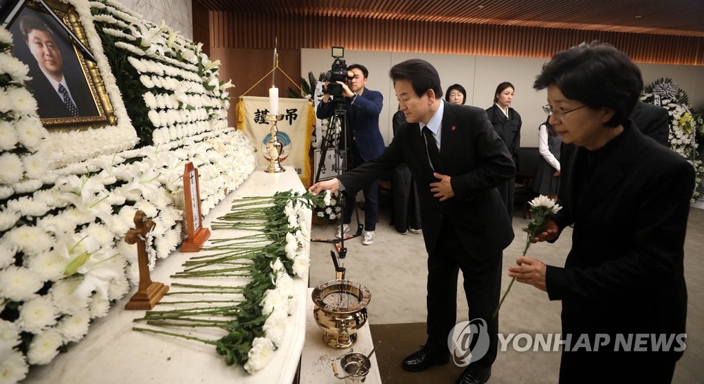헌화하는 정동영 대표