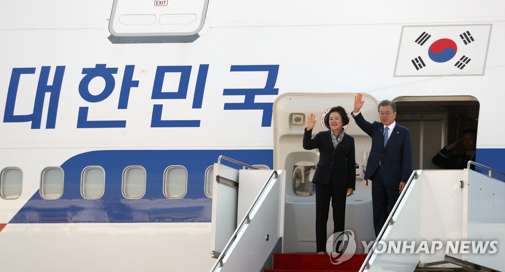 중앙아시아 순방 후 귀국하는 문 대통령 내외