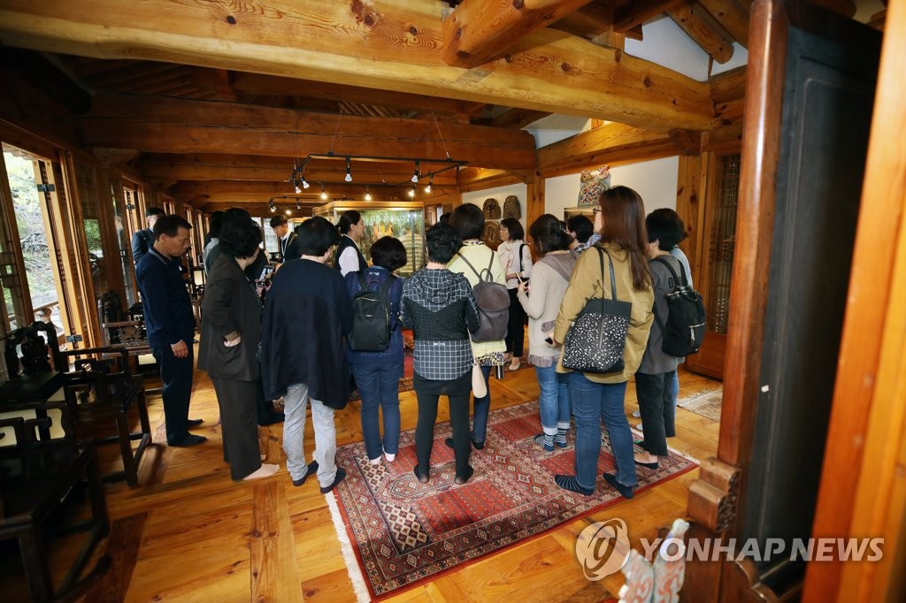 성락원 송석정 둘러보는 관람객