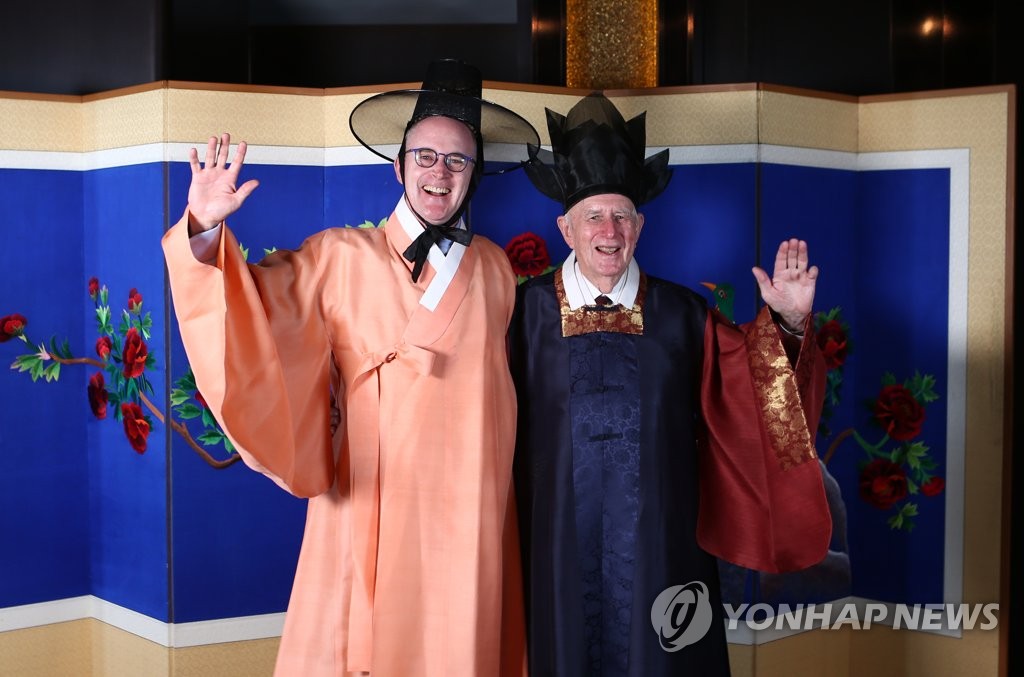 한복 입은 영연방 4개국 참전용사와 가족들