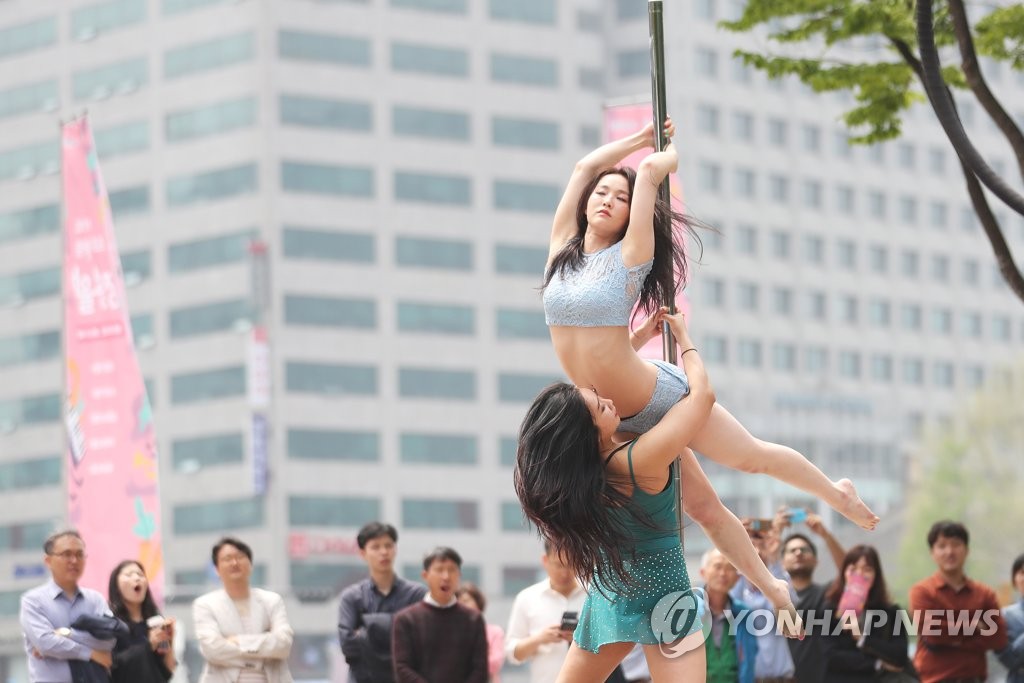 서울광장에서 선보이는 폴댄스