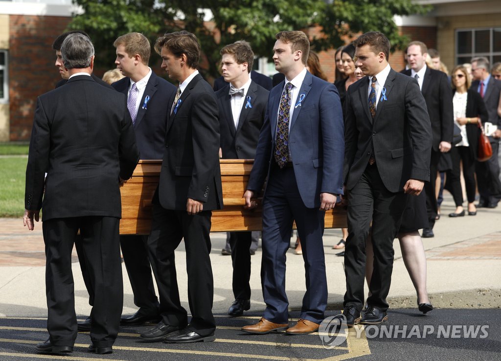 (와이오밍[미 오하이오주] AFP/GETTY IMAGES=연합뉴스 자료사진) 북한에 억류됐다가 풀려난 후 사망한 미국 대학생 오토 웜비어의 2017년 6월 장례식. bulls@yna.co.kr