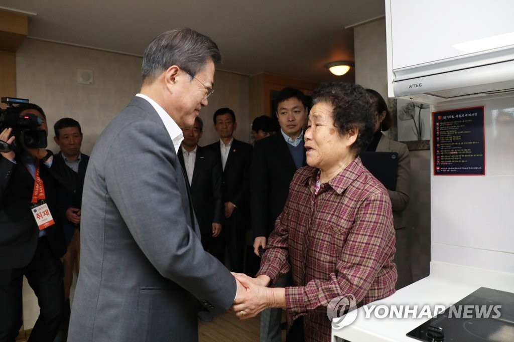 강원도 산불피해 이재민 거주시설 찾은 문 대통령