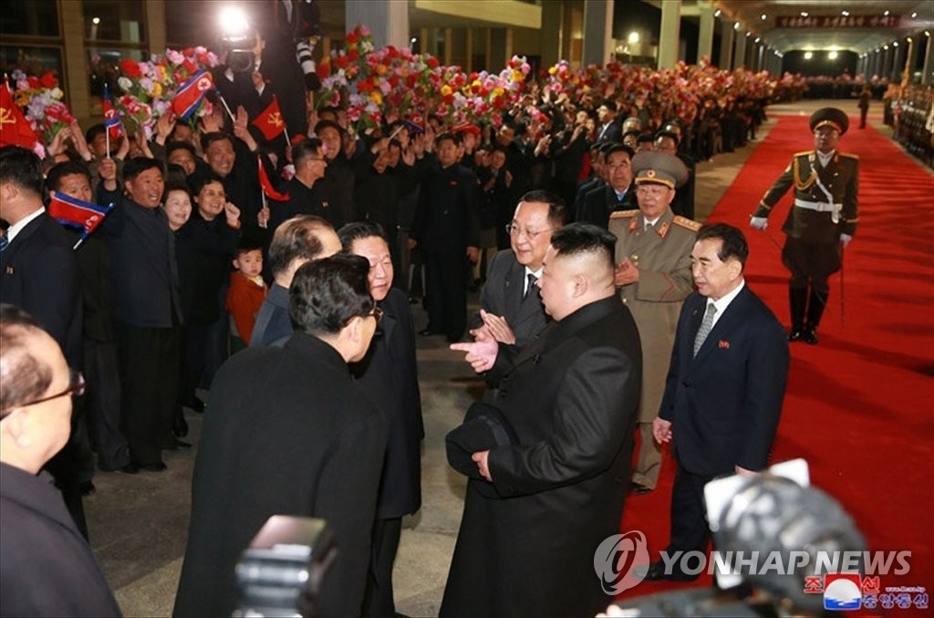 마중나온 간부들과 대화하는 김정은