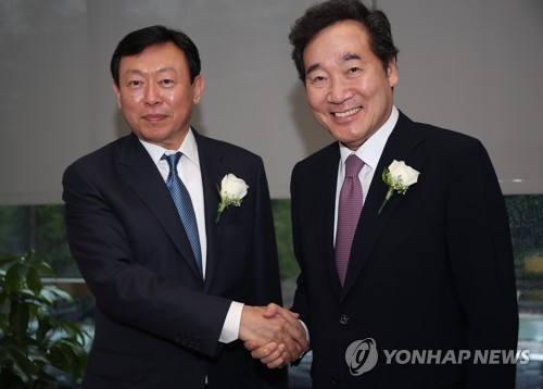 악수하는 이낙연 총리와 신동빈 회장