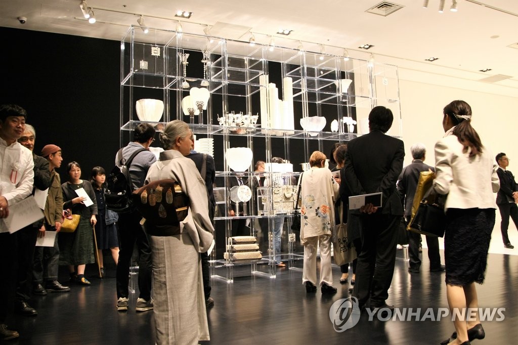 ５月９日に開かれた韓国文化院開院４０周年記念特別企画展「２０１９韓国工芸の法古創新～水墨の独白」の開幕式の様子。同展は６月１１日まで開催される＝（聯合ニュース）