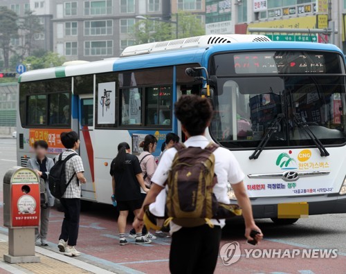 시내버스 타는 청주 시민들