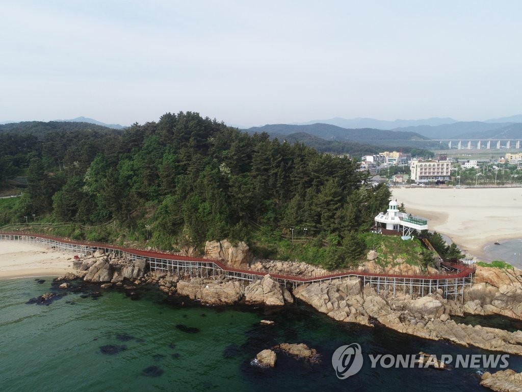 완공 앞둔 하조대 전망대 둘레길
