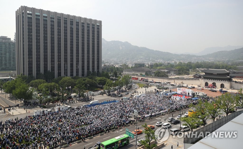 '타다 퇴출' 광화문 북측광장 가득 메운 택시기사들