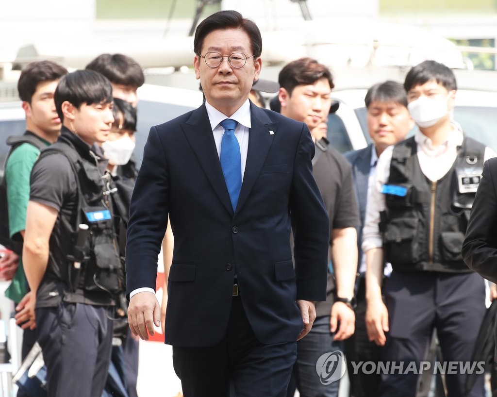 1심 선고공판 출석하는 이재명 경기지사
