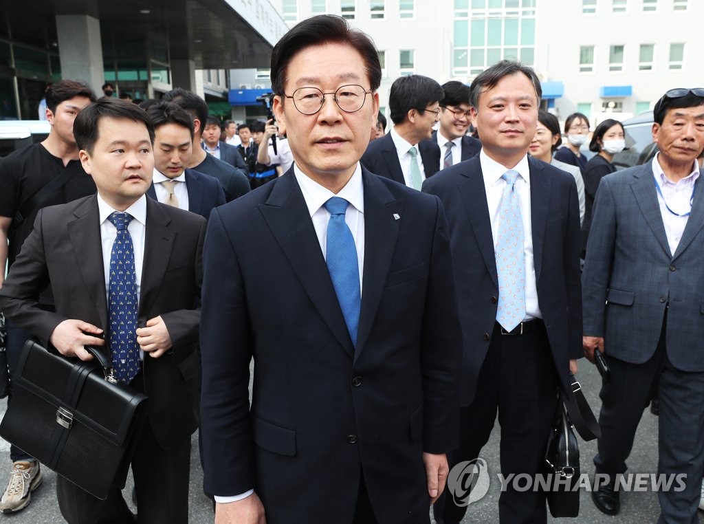 걸어서 법원 나가는 이재명 경기지사