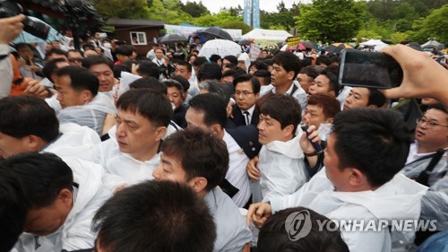 '물러가라' 5·18민주묘지서 항의받는 황교안