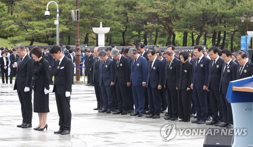 묵념하는 문 대통령