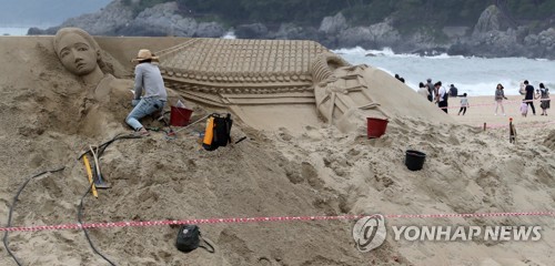 모래 조각 미술관으로 변신한 해운대 백사장