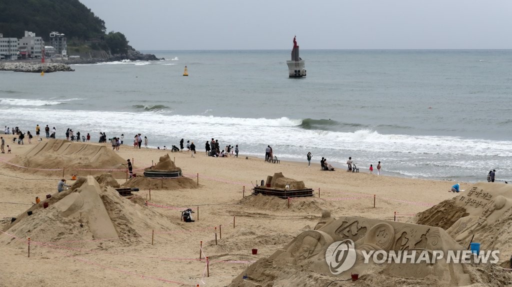 모래 조각 미술관으로 변신한 해운대 백사장