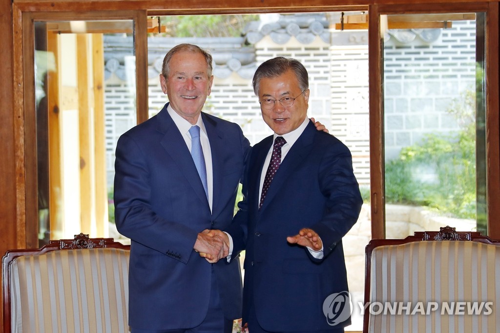 문 대통령, 부시 전 미국 대통령 접견