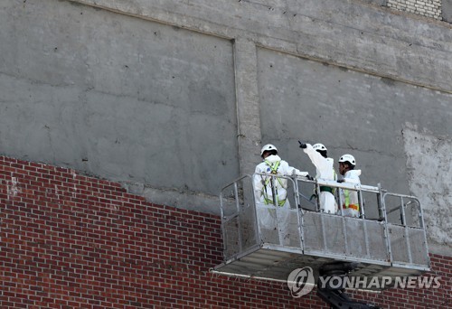 외벽이 떨어져 나간 이유는