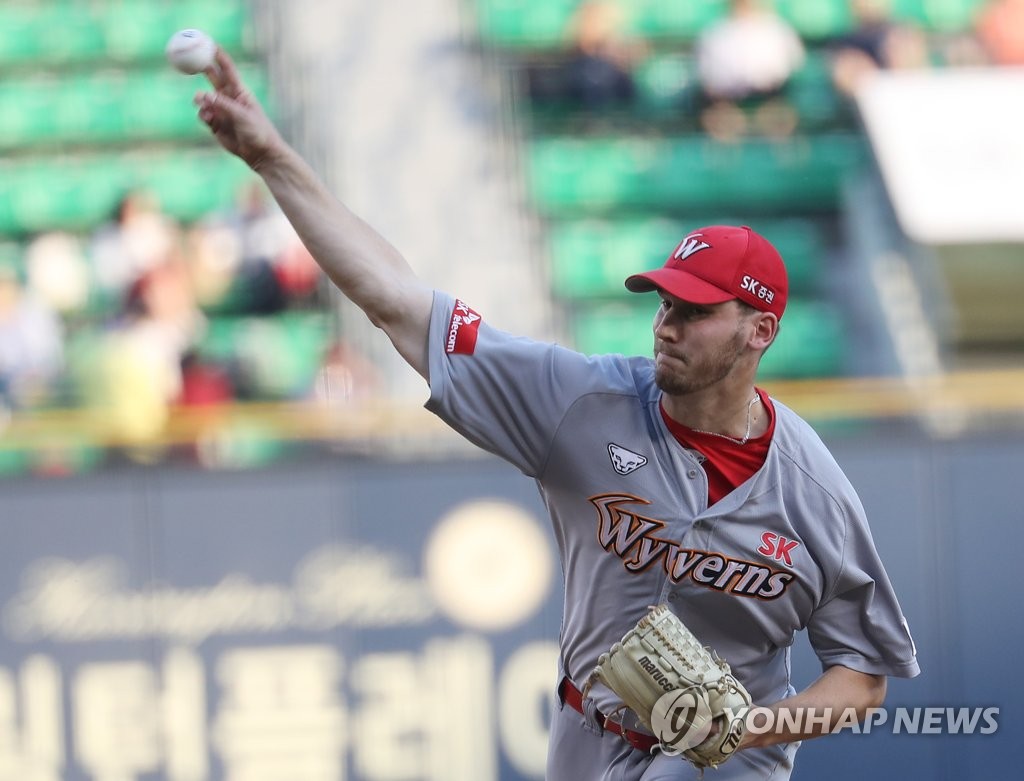 In this file photo from May 23, 2019, Brock Dykxhoorn, then of the SK Wyverns, throws a pitch against the LG Twins in a Korea Baseball Organization regular season game at Jamsil Stadium in Seoul. (Yonhap)
