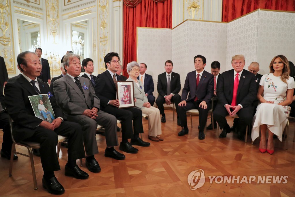 북한에 의한 일본인 납치피해자 가족 만난 트럼프 부부