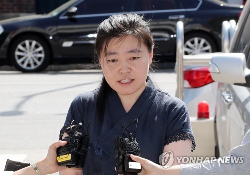 취재진 질문 답변하는 임은정 검사