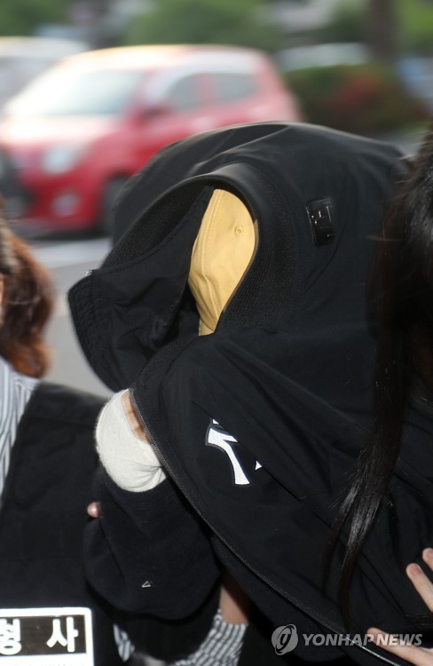 손에 붕대 감은 남편 살인혐의 피의자