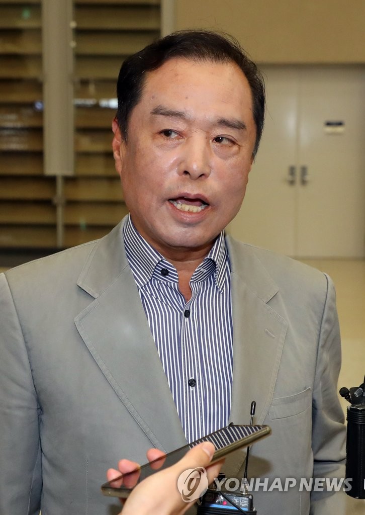 질문에 답하는 김병준 전 비대위원장