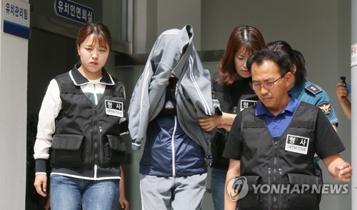 법원으로 가는 전 남편 살해 피의자