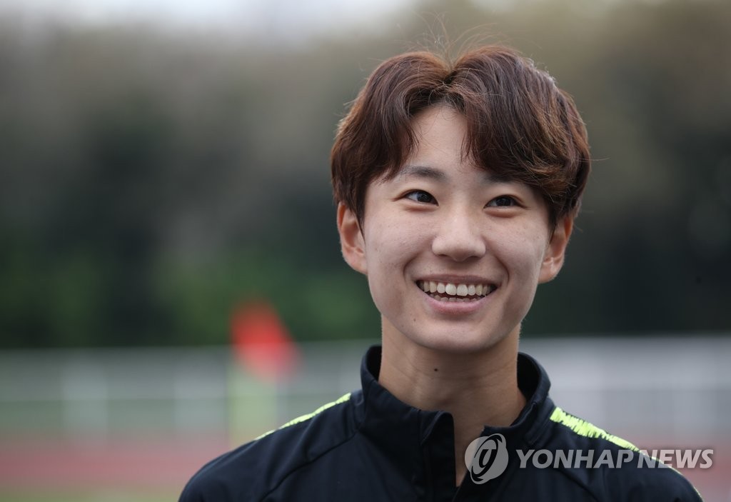 프랑스에서 인터뷰하는 강유미