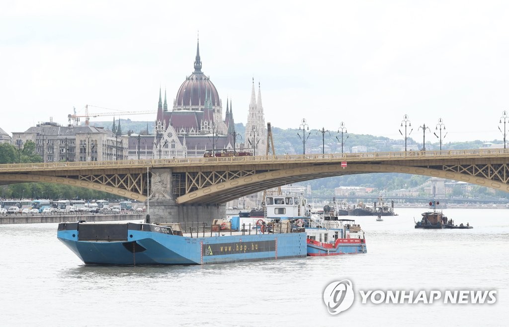머르기트 다리에 도착한 인양 지원 바지선