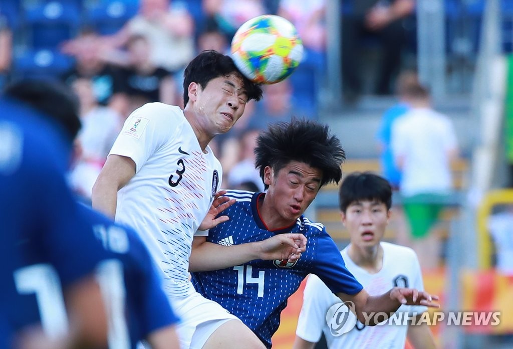 Lee Jae-ik of South Korea (L) puts his head on the ball over Jun Nishikawa of Japan during their round of 16 match at the FIFA U-20 World Cup at Lublin Stadium in Lublin, Poland, on June 4, 2019. (Yonhap)
