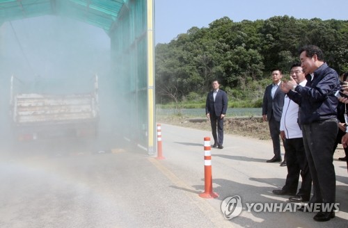 아프리카돼지열병 소독시설 점검하는 이낙연 총리